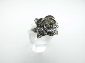 Zilveren bloem ring.