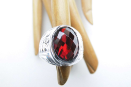 Zilveren rode steen cachet ring.