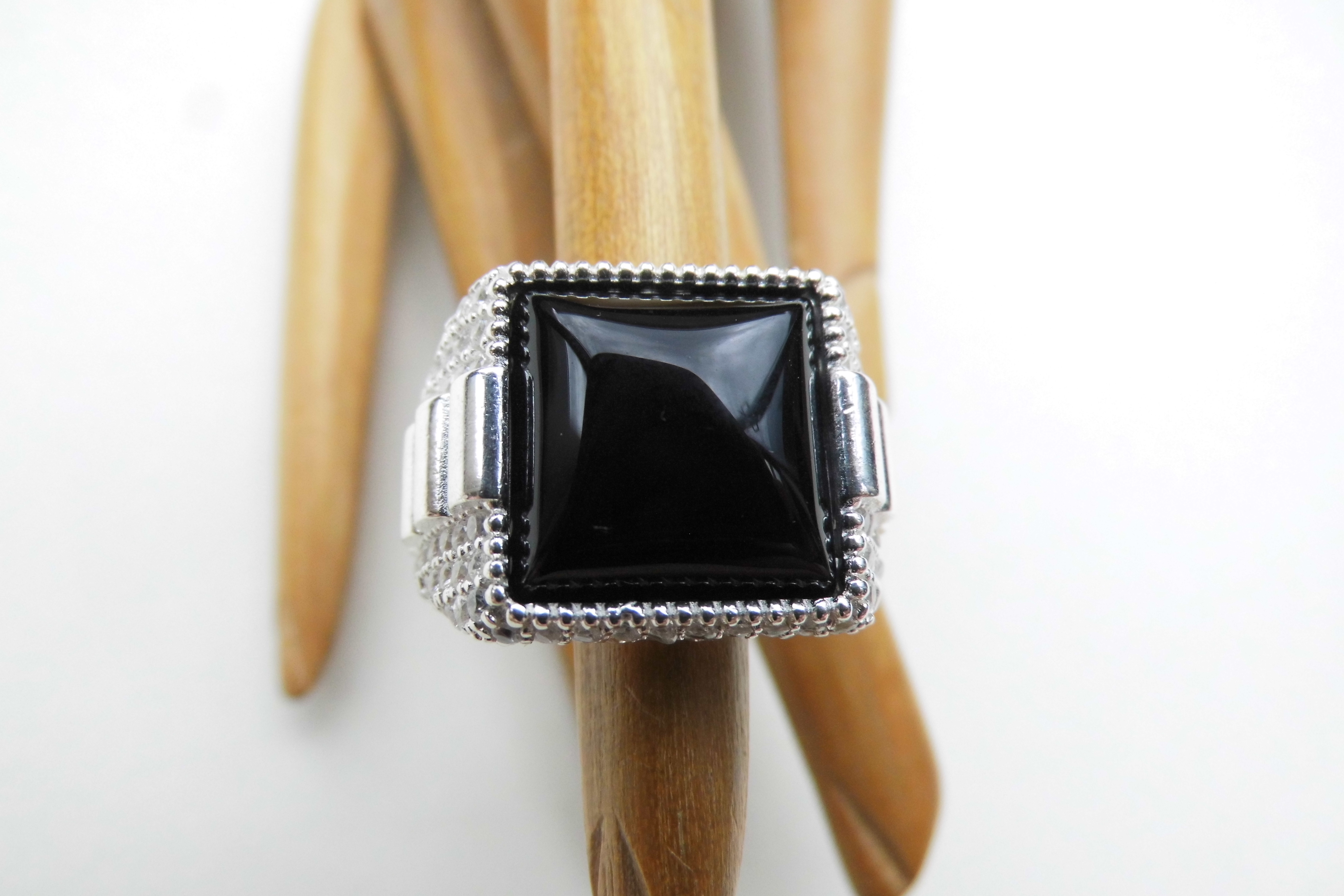 Zilveren zwarte steen ring met zirkonia steentjes.