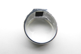 Zilveren zwarte steen cachet ring.