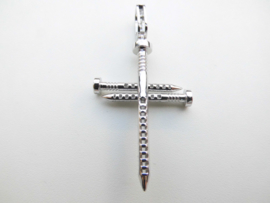 Zilveren spijker kruis hanger met zirkonia steentjes.