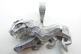 Zilveren jaguar hanger vol gezet met zirkonia steentjes. (iced)