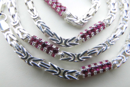 Zilveren konings ketting met rode zirkonia steentjes buis.