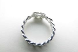 Zilveren mattenklopper ring met schakel scheen.