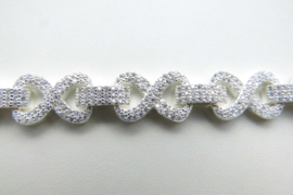 Zilveren infinity bracelet iced met zirkonia steentjes.