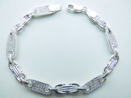 Zilveren bracelet met zirkonia steentjes.