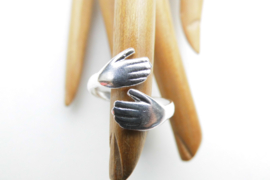 Zilveren knuffel ring.