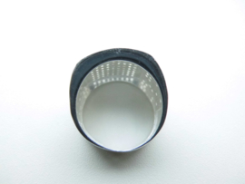 Zilveren ring met zirkonia steentjes.