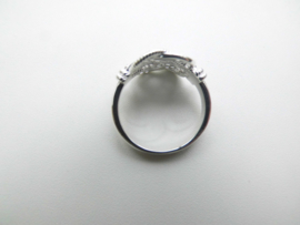 Zilveren mattenklopper ring met zirkonia steentjes. (medium)