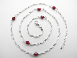Zilveren rode kralen singapore ketting. (50 cm)
