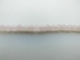 Roze kwarts kralen snoer met zilveren sluiting. (4 mm)
