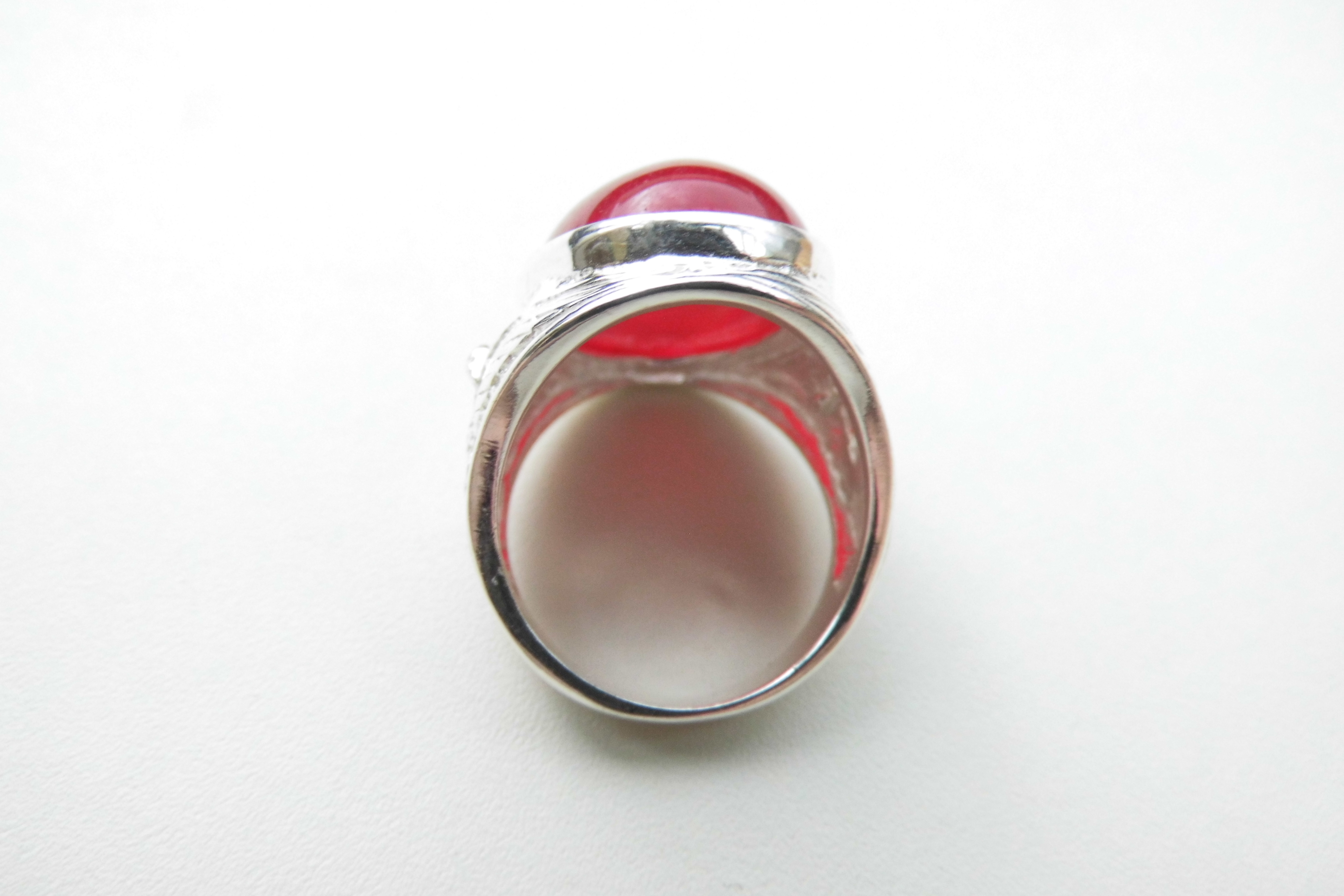 Zilveren rode steen ring met adelaar zijkant.