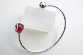 Zilveren bal-rode kraal boei armband.
