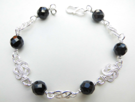 Zilveren mattenklopper/payet zwarte kralen bracelet.