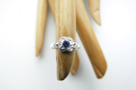 Zilveren baby mattenklopper ring met blauw steentje.
