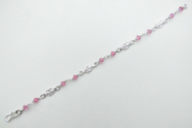 Zilveren mattenkloppertjes roze kralen bracelet.