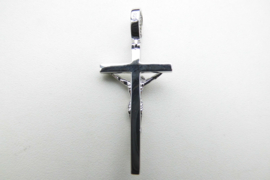 Zilveren kruis hanger met zirkonia steentjes.