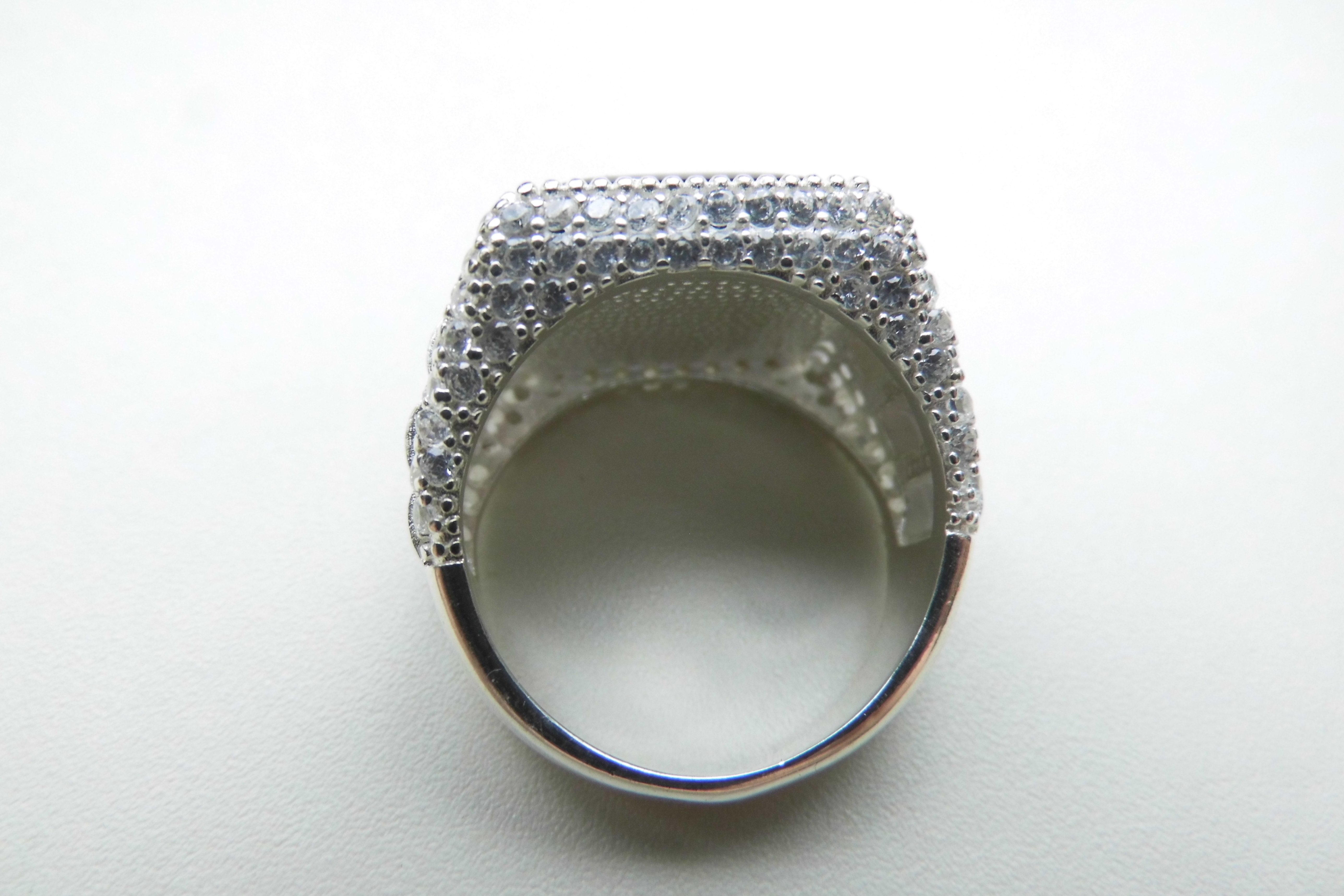 Zilveren zwarte steen ring met zirkonia steentjes.