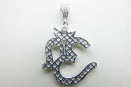 Zilveren ohm hanger vol gezet met zirkonia steentjes.