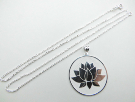 Zilveren lotusbloem hanger met ketting.