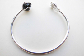 Zilveren vuist-zwart kraal boei armband.