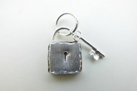 Zilveren slot + sleutel hanger.