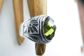 Zilveren olijf groene steen cachet ring.