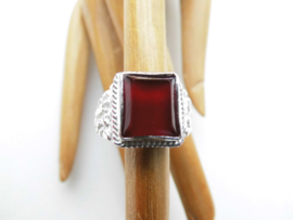 Zilveren rode steen piet piet cachet ring.