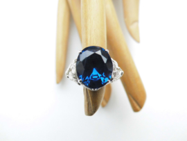 Zilveren blauwe steen dames ring.