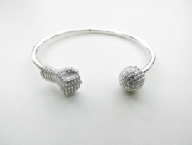 Zilveren kofoe bal boei armband vol gezet met zirkonia steentjes.