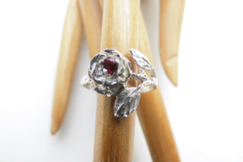 Zilveren roos ring met rood steentje.