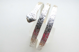 Zilveren slangen armband "dobru"