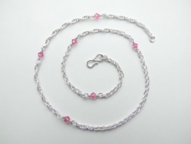 Zilveren baby tarate ketting met roze kralen.