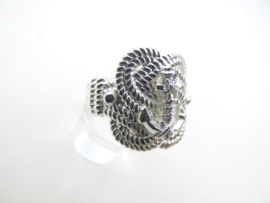 Zilveren mattenklopper ring met anker.