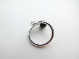 Zilveren zwarte kraal-vuist boei ring. (overlap)