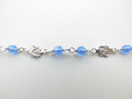 Zilveren mattenkloppertjes blauwe kralen baby bracelet.