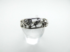 Zilveren rij rozen ring.