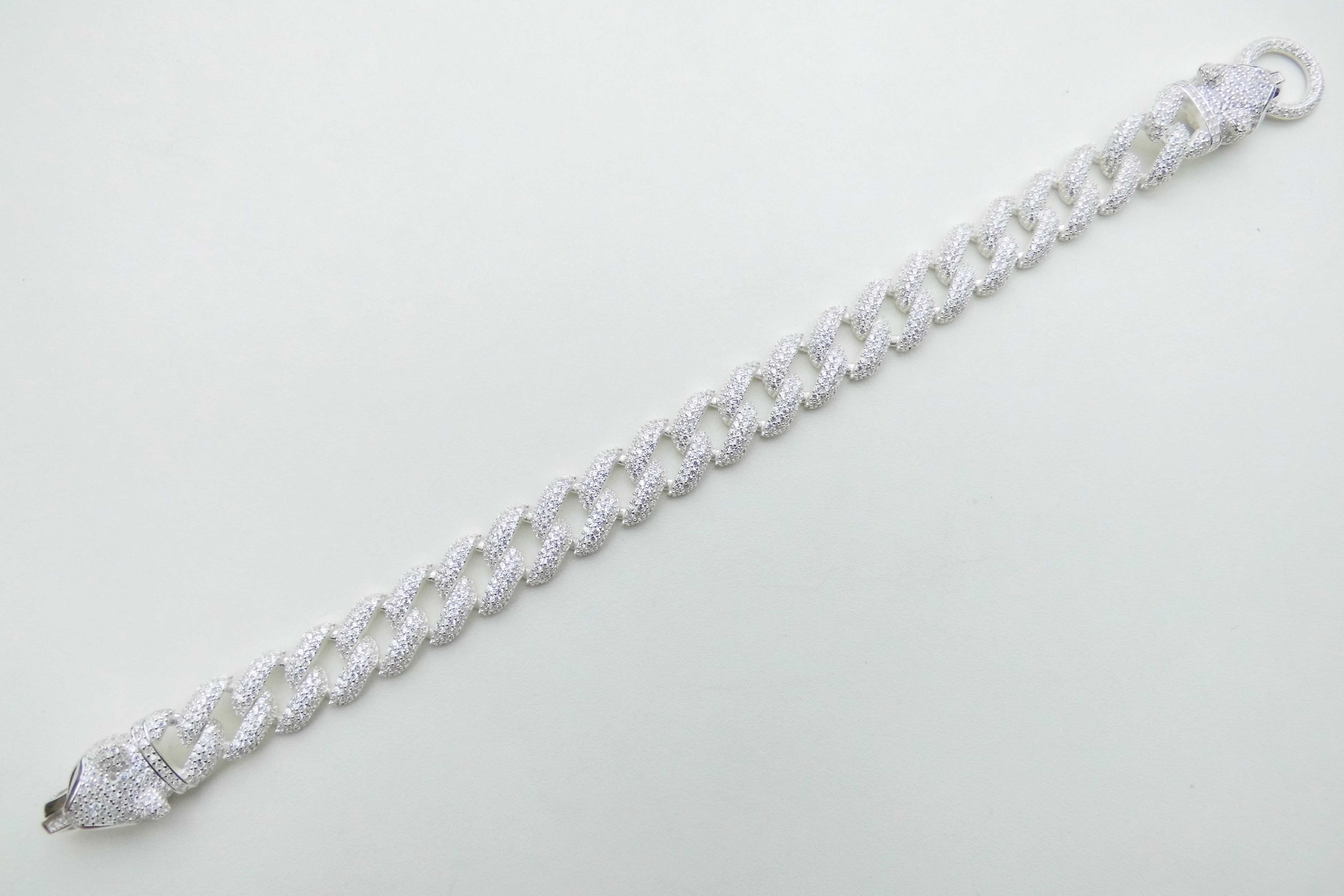 Zilveren Jaguar-koppen bracelet iced met zirkonia steentjes.