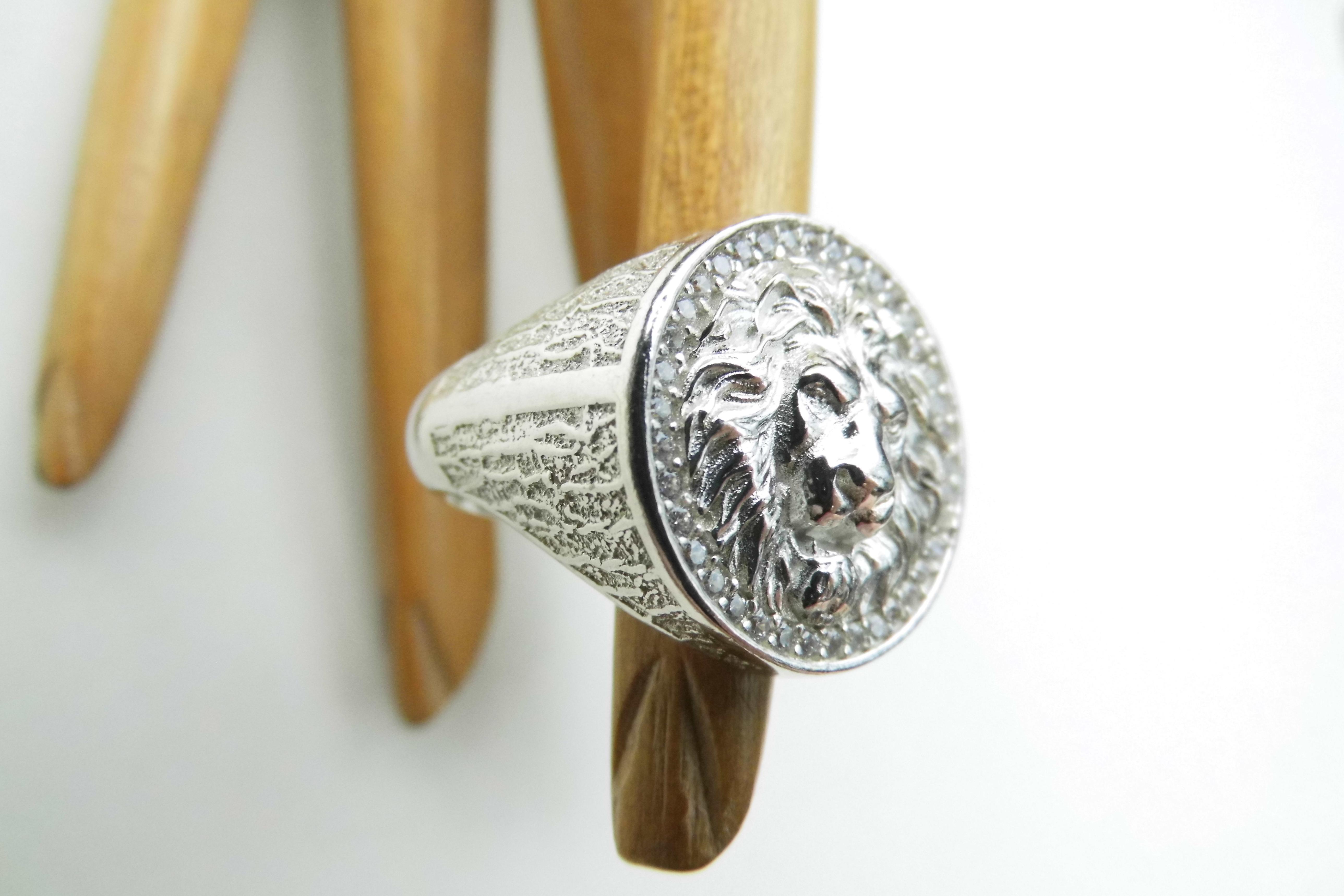 Zilveren leeuwenkop ring met zirkonia steentjes.