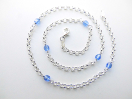 Zilveren baby lontai ketting met licht blauwe kralen.