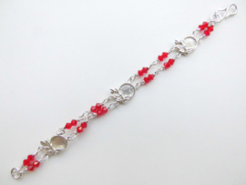 Zilveren muntjes-rode kralen baby bracelet.