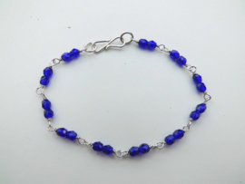 Zilveren blauwe kralen bracelet.