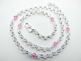 Zilveren baby lontai ketting met roze kralen.