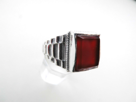 Zilveren rode steen cachet ring.