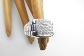 Zilveren ring met zirkonia steentjes.