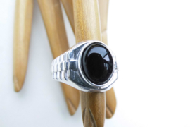 Zilveren zwarte steen cachet ring.