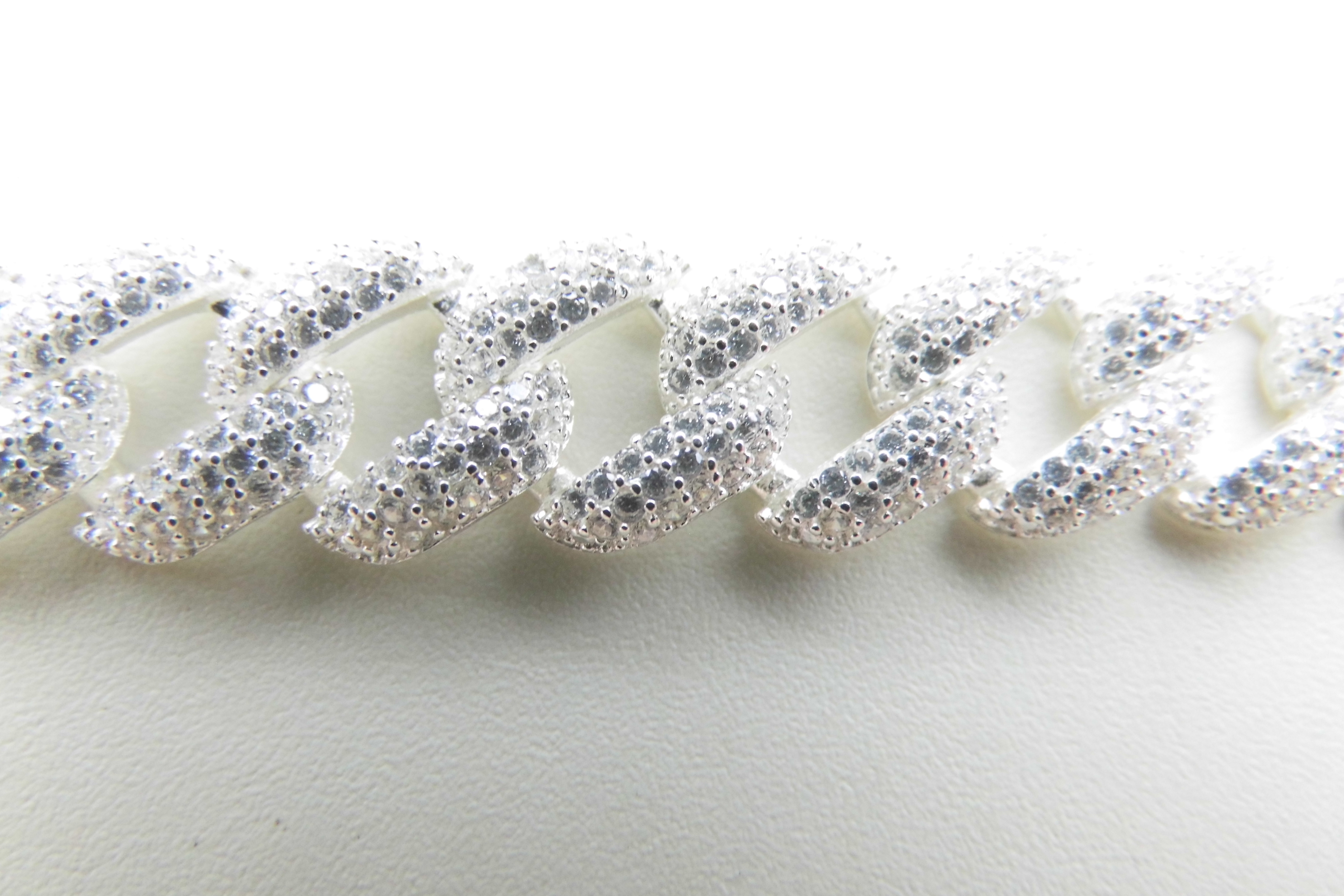 Zilveren Cuban bracelet iced met zirkonia steentjes.