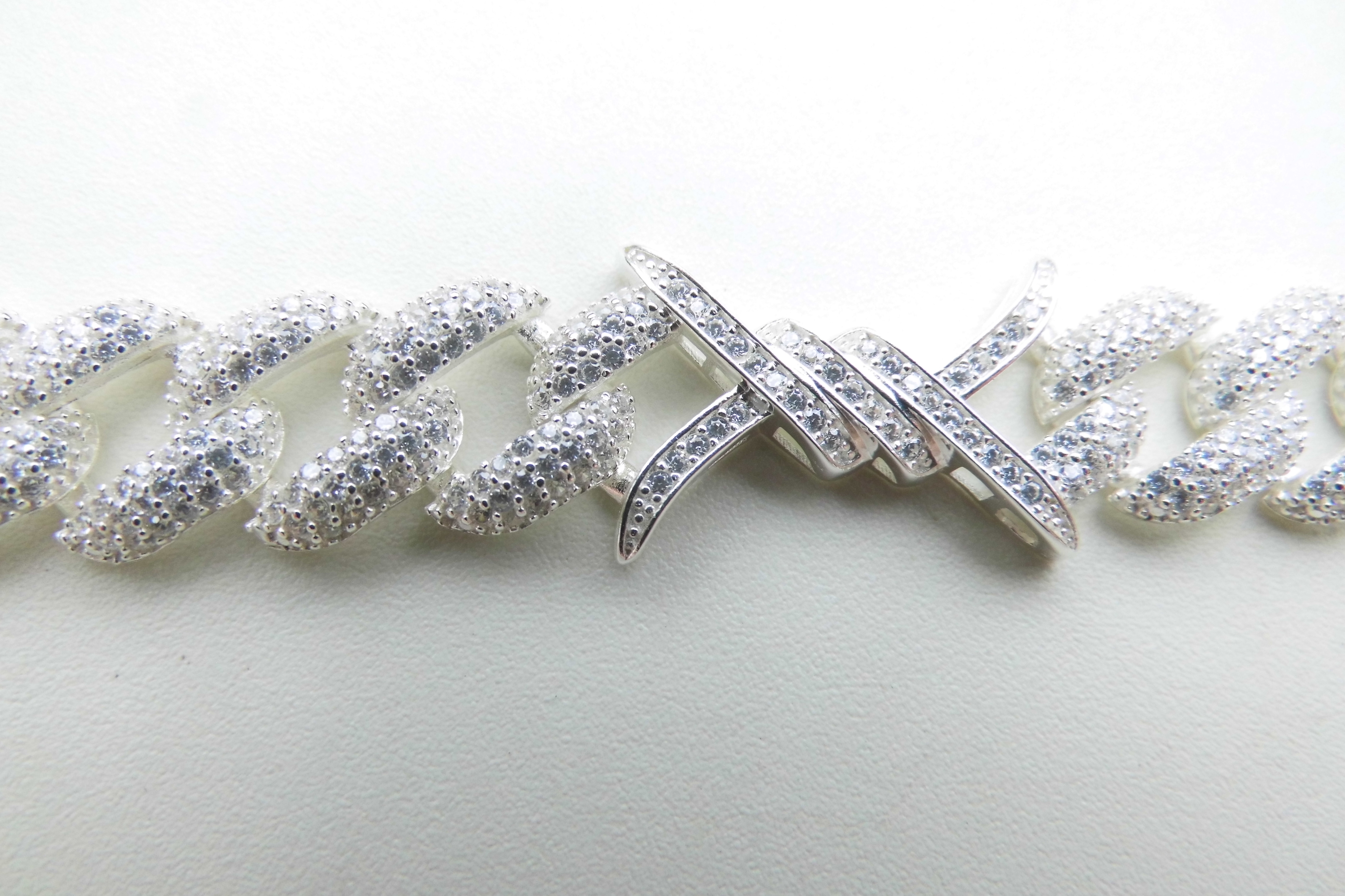 Zilveren "prikkeldraad" bracelet iced met zirkonia steentjes.