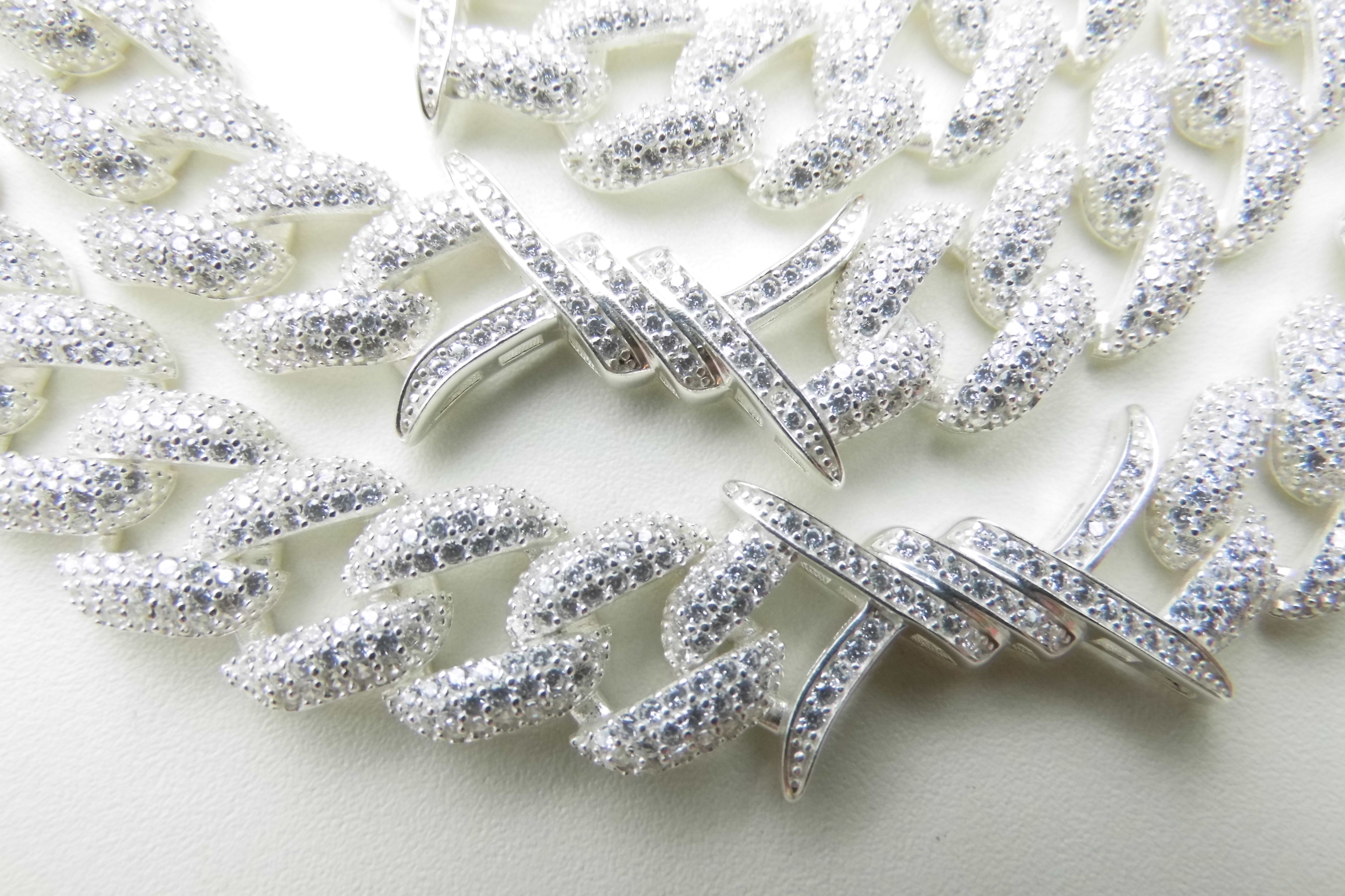Zilveren "prikkeldraad" ketting iced met zirkonia steentjes.