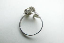 Zilveren roos ring met rood steentje.